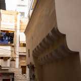 Nella stretta stradina salta subito all�occhio una singolare balconata in pietra di colore rosa...